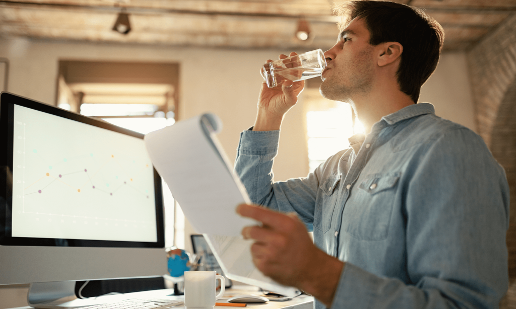 Consejos para fomentar el consumo de agua purificada en el trabajo