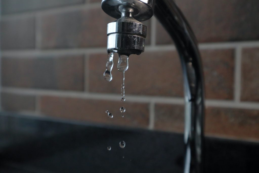 Convierte tu grifo en una fuente de agua para casa y disfruta de agua pura y limpia