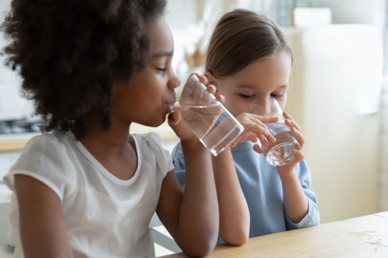 Mantén a los Pequeños Hidratados: Consejos para un Verano Refrescante