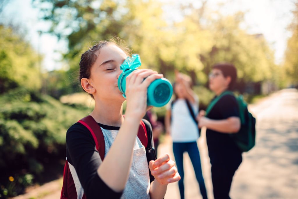 Mantén a los Pequeños Hidratados: Consejos para un Verano Refrescante