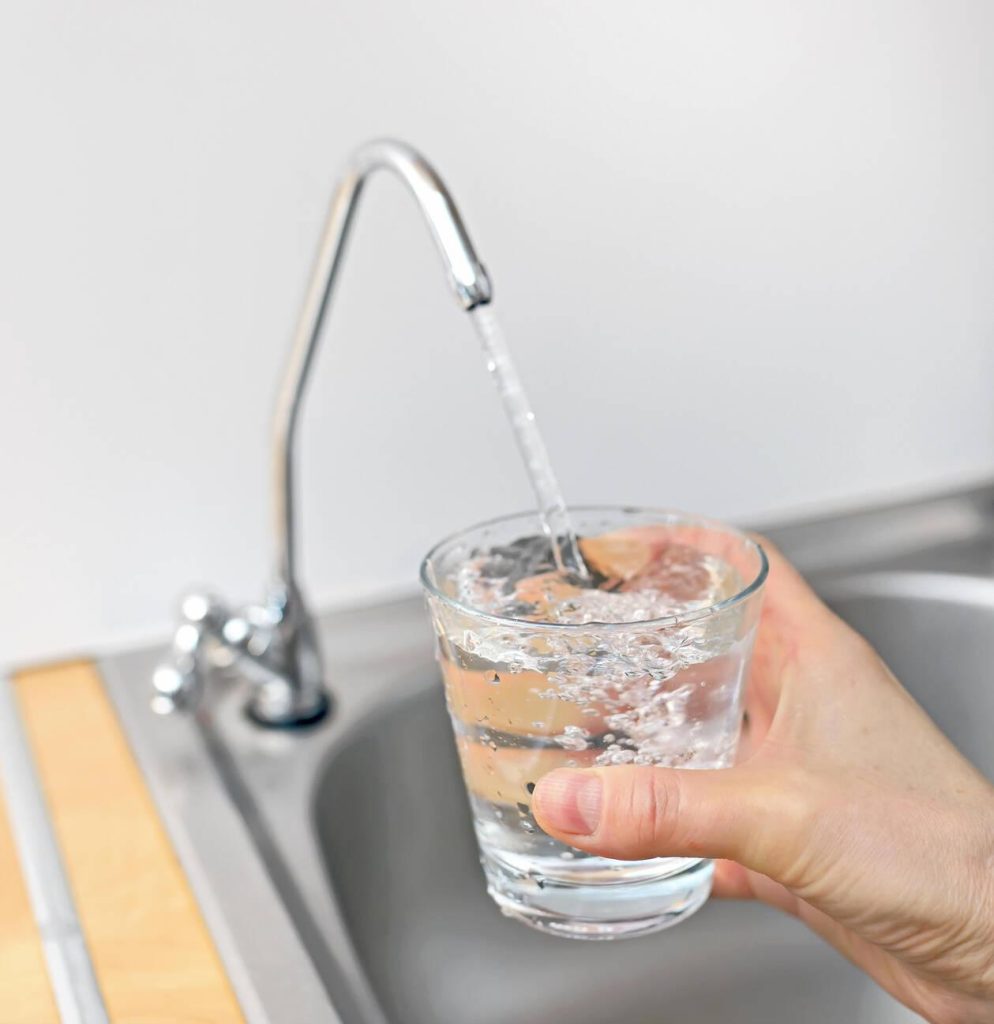 ¿Qué puede pasar si bebes agua del grifo?